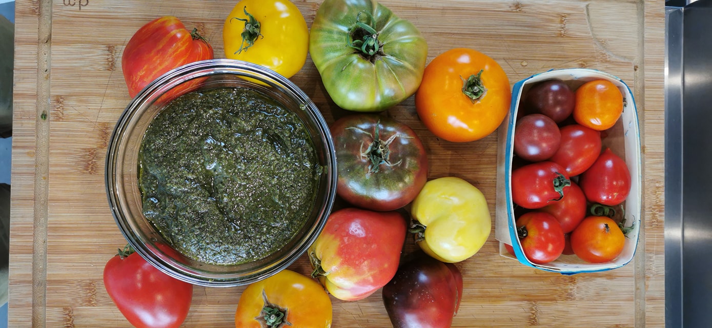ingrédients locaux et bio sauce pesto et tomates fraiches